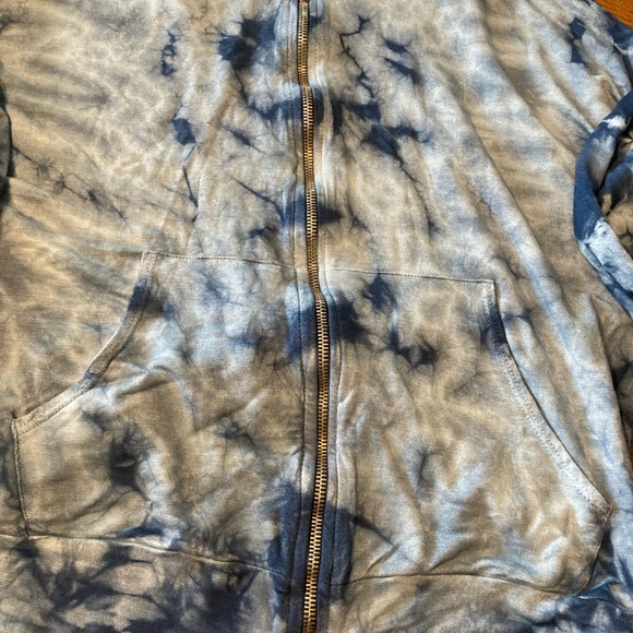 Baea Women’s Hoodie - Picture 4 of 9